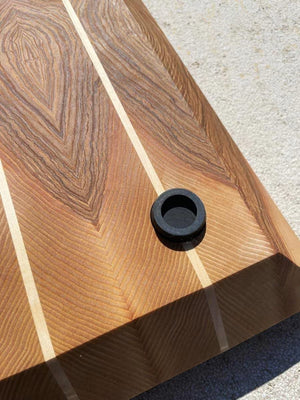 exklusives Stirnholz Schneidebrett aus Eschenholz aus dem eigenen Wald mit 6 cm Dicke Detailbild von Gummifuß und schweizer Kante