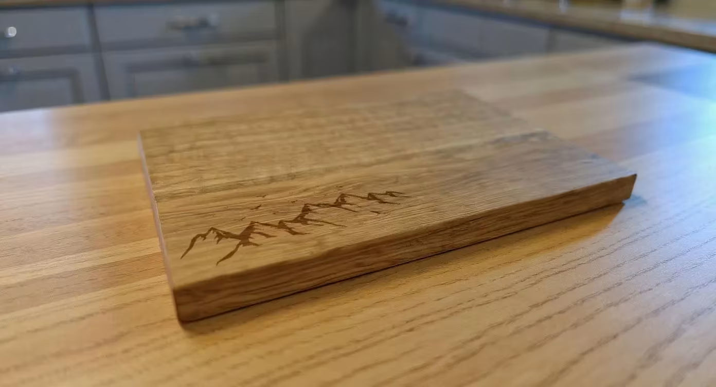 Brotzeitbrett mit Lasergravur Berge in einer Küche
