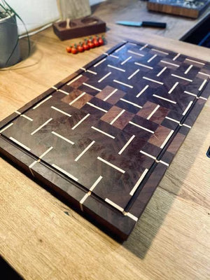 Stirnholzschneidebrett aus Mahagoni in einer Küche