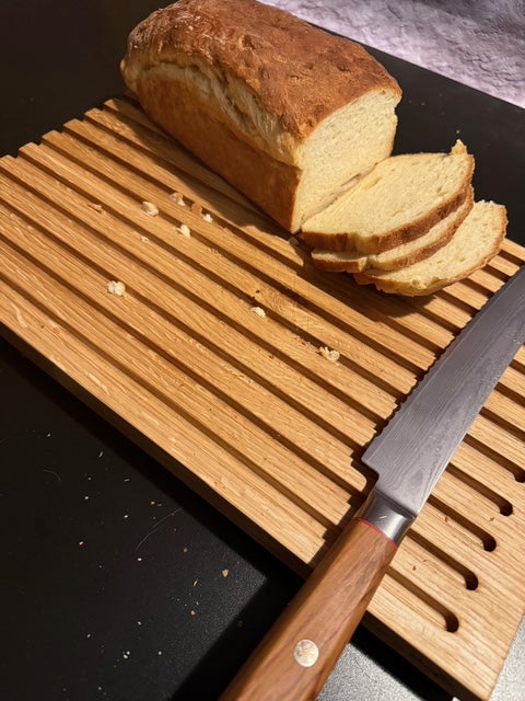 Brotschneidebrett mit Brot und Brotmesser von nature crafts