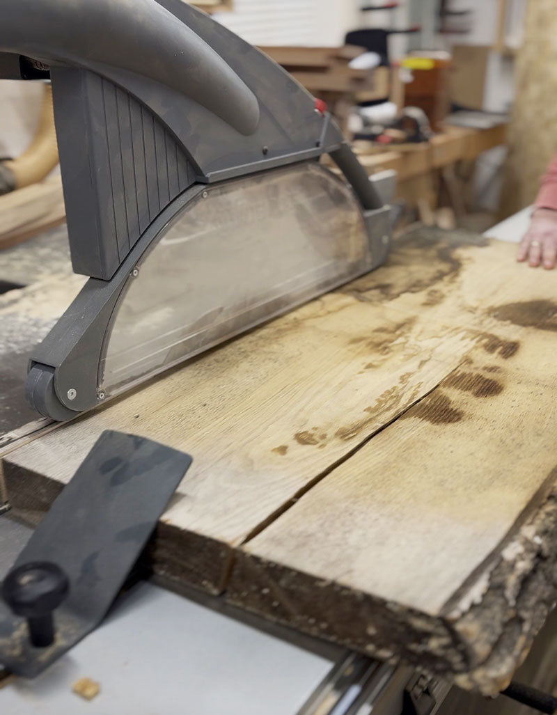 Bohle wird aufgesägt auf einer Formatkreissäge bei nature crafts