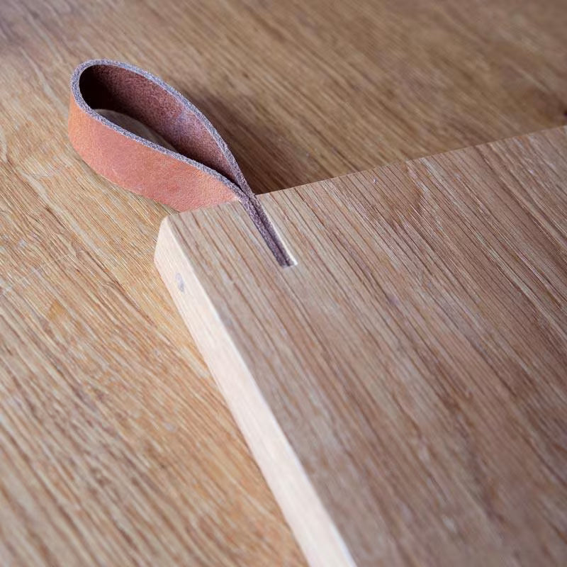 Brotzeitbrett aus Eiche mit Lederschlaufe