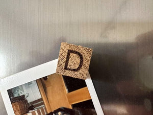 Magnet aus Eichenholz mit Buchstaben D aufgraviert