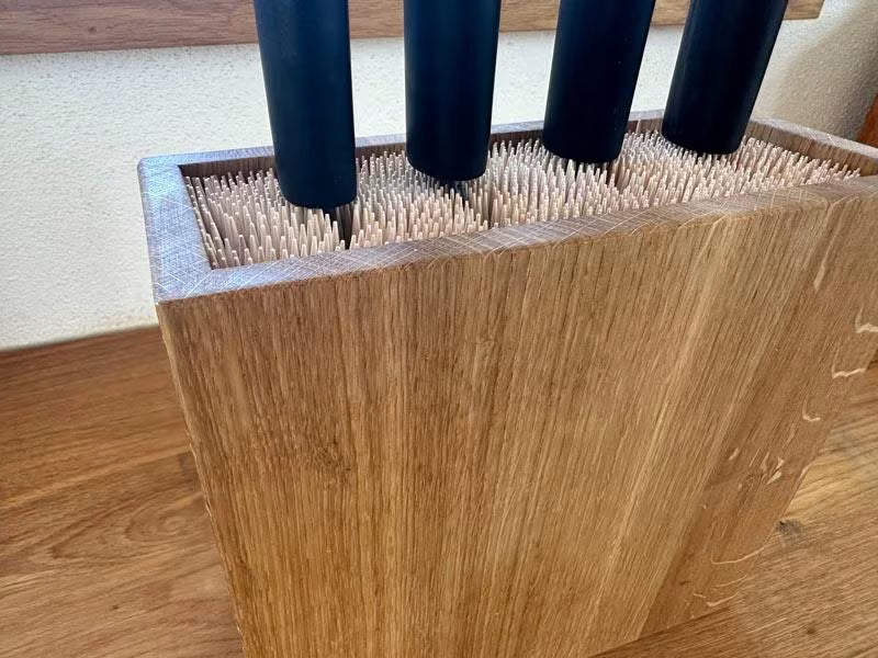 Messerblock aus Eiche mit Spießen und Messern