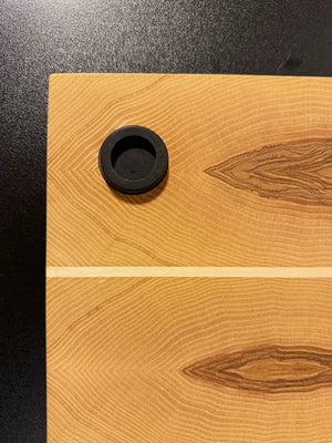 Gummifuß bei einem Stirnholzschneidebrett aus Esche