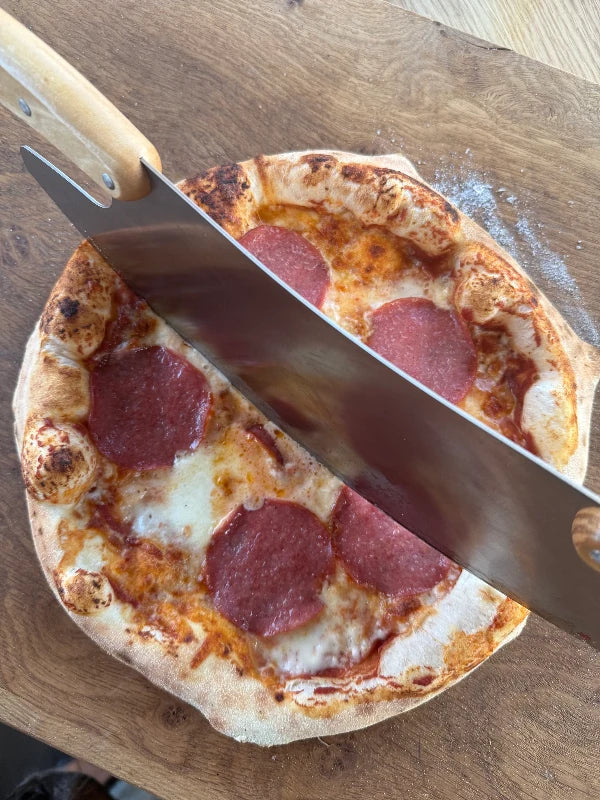 Pizza richtig schneiden: Pizzaroller, Pizzamesser oder Wiegemesser?