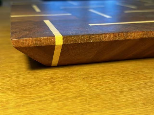 Exklusives Stirnholz Schneidebrett aus Mahagoni &amp; Ahorn