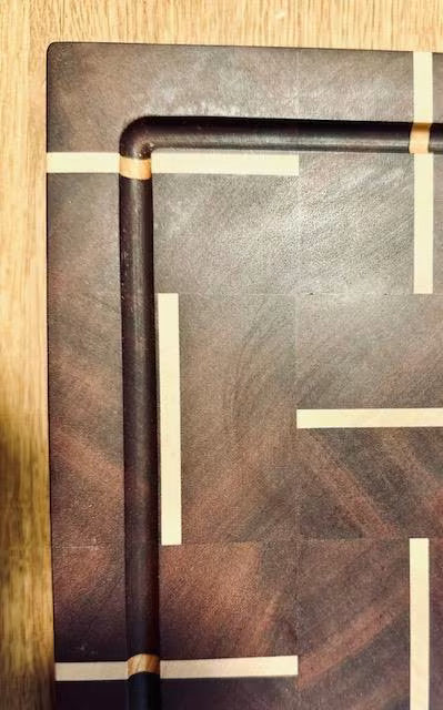 Detailbild einer Saftrille eines Schneidebretts