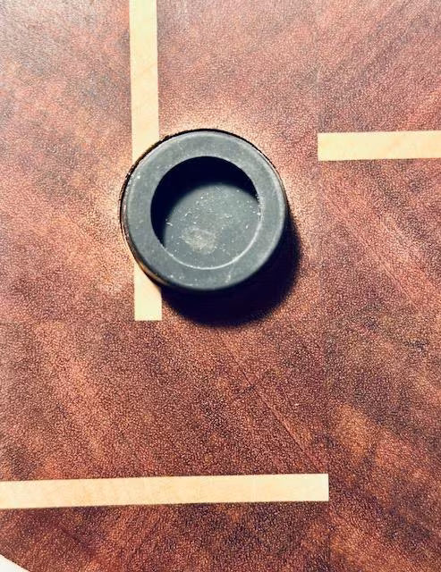 Gummifüße bei einem Stirnholzschneidebrett aus Mahagoni