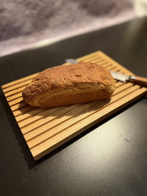 Brotschneidebrett mit Brot und Brotmesser von nature crafts
