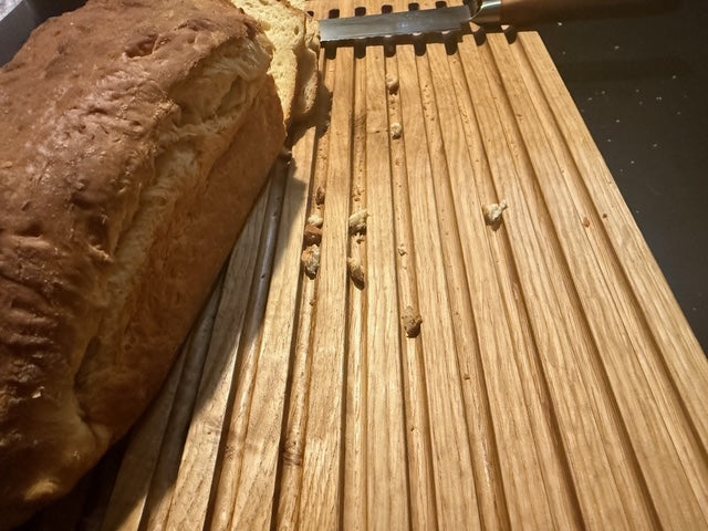 Brotschneidebrett mit Brot und Krümeln Brotmesser von nature crafts