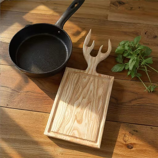 Brotzeitbrett Hirschform aus Eschenholz