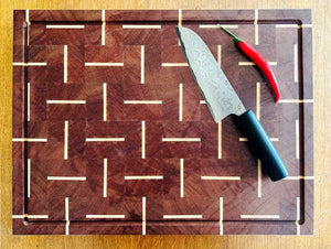 XXL Stirnholz Schneidebrett aus Mahagoni mit einem Messer und Chilli