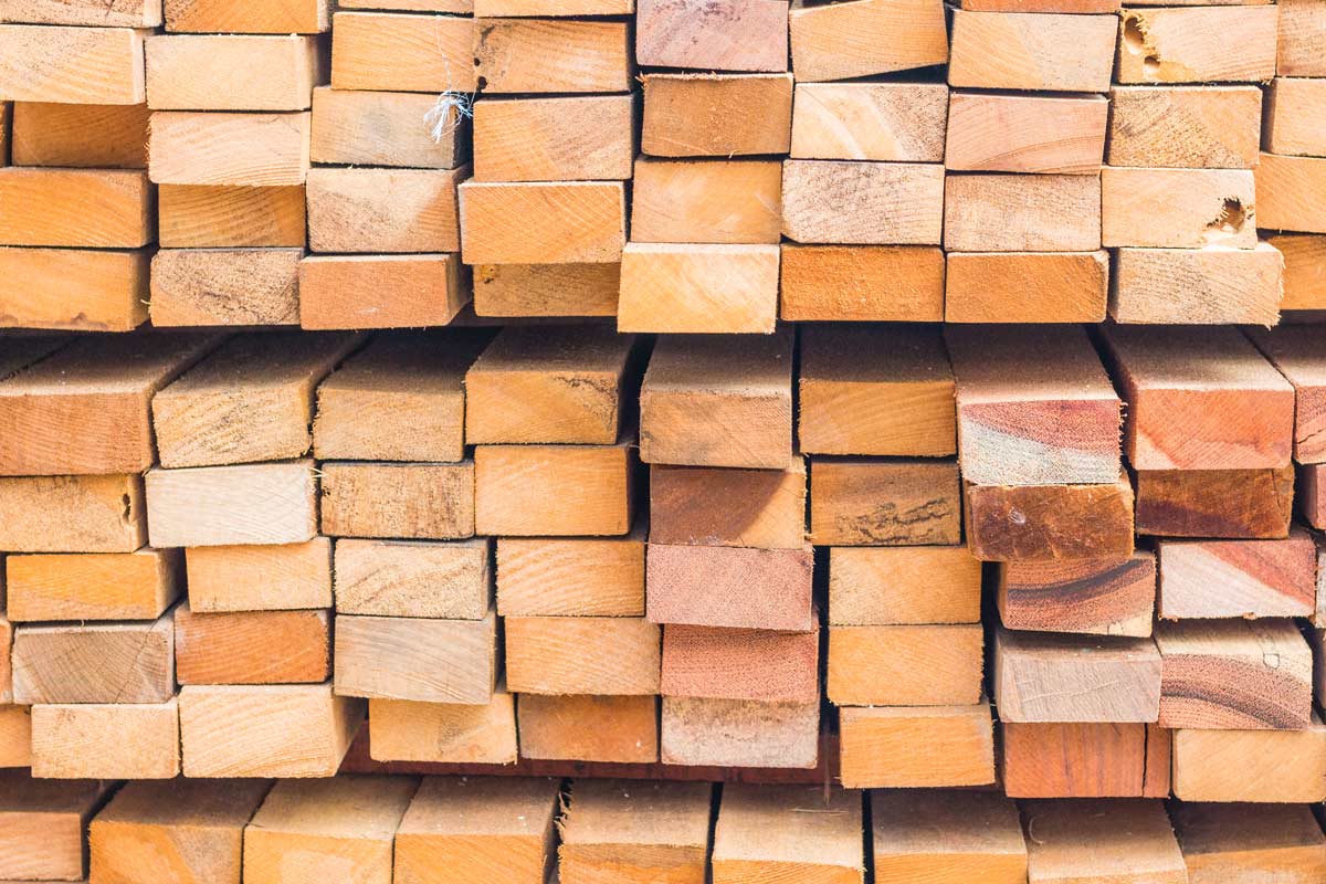 verschiedene Holzarten gestapelt Holzratgeber