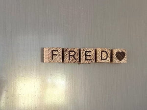 Magnete aus Eiche graviert zeigen name Fred mit einem Herz