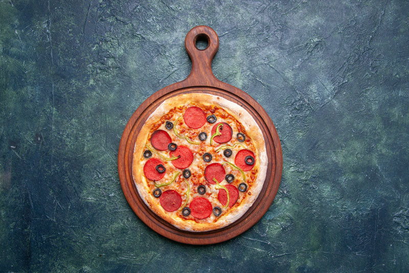 Pizzabrett mit Pizza drauf von nature crafts